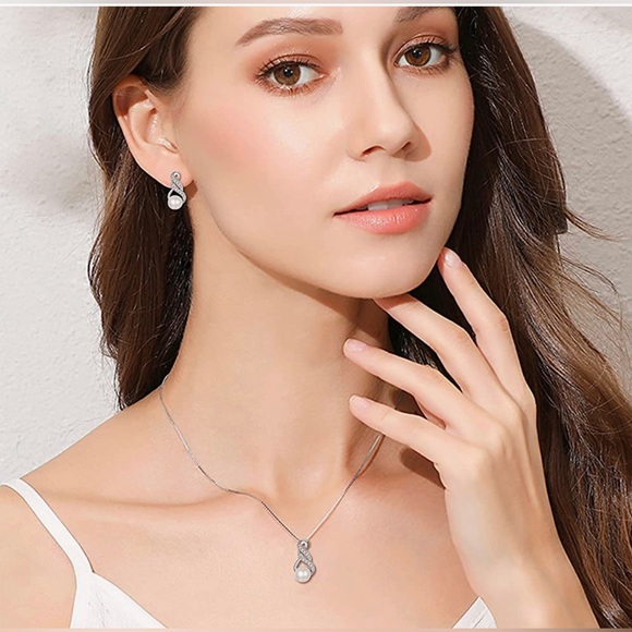 Sterling Silver Clean Freshwater Pearl necklace & earrings jewelry set - Picture 3 of 7